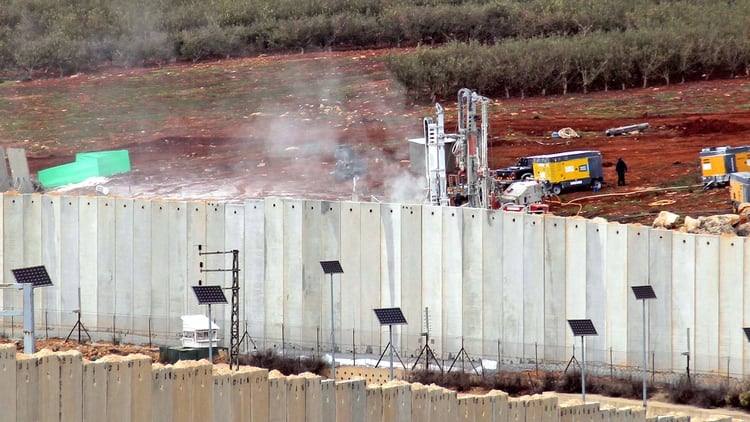 Las maquinarias israelíes en pleno trabajo de deconstrucción de los túneles de Hezbollah (AFP)
