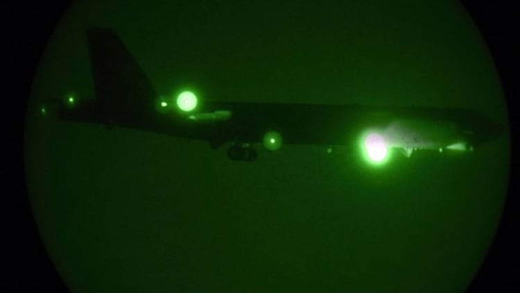 En esta foto publicada este jueves 9 de mayo por la Fuerza Aérea de los Estados Unidos se ve a un B-52H asignado al 20º Escuadrón Expedicionario de Bombas que se aproxima para un aterrizaje en la Base Aérea Al Udeid, en Qatar (Sargento Ashley Gardner/Fuerza Aérea de los Estados Unidos vía AP)