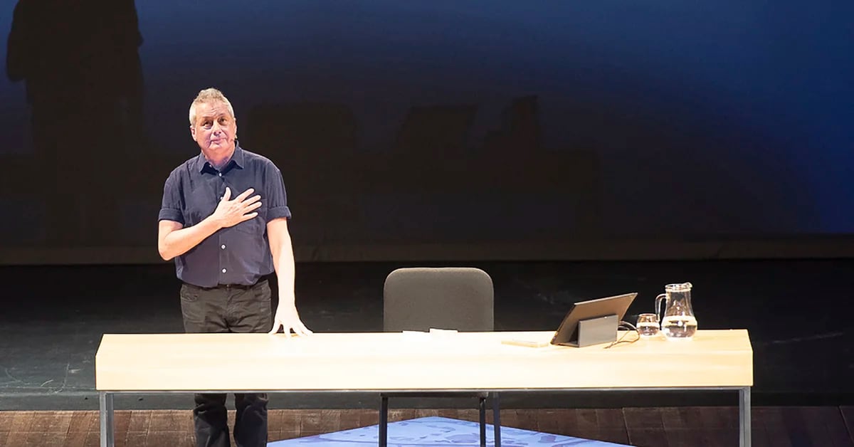 L’amore è tempo senza tempo: Alessandro Baricco muove il Teatro Colón solo con sedie, note e un racconto incredibile