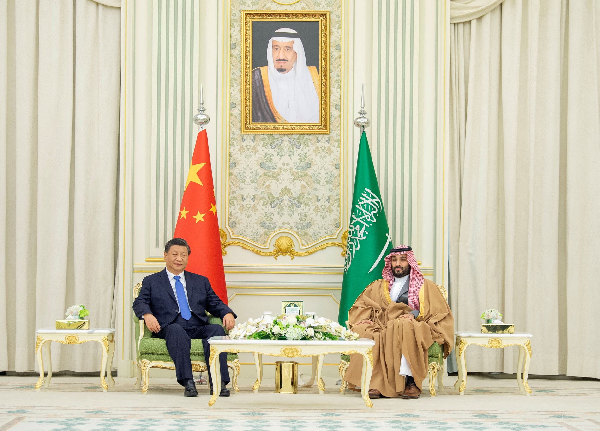 El príncipe heredero saudí Mohammed Bin Salman se reúne con el presidente chino Xi Jinping en Riad, Arabia Saudí, el 8 de diciembre de 2022 (Reuters)