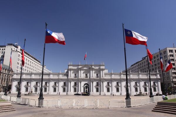 El Palacio de La Moneda se encuentra en el corazón de la ciudad de Santiago. Es la sede del Poder Ejecutivo y uno de los símbolos más representativos de la historia política del país (Getty Images)