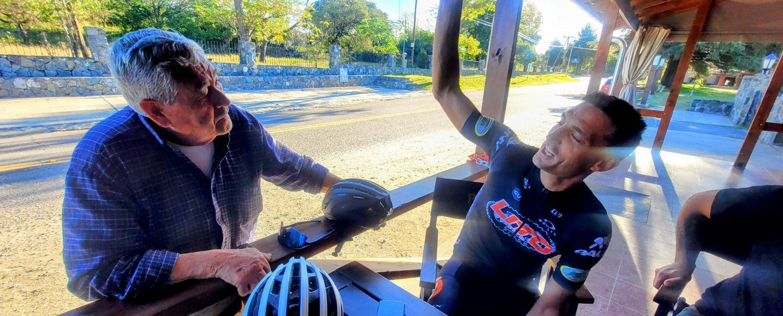 Don Quito charlando con Lionel Scaloni, que venía de despuntar otra de sus pasiones, el ciclismo
