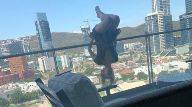 Alexa hacía yoga en el barandal cuando resbaló ocho pisos y sufrió más de 100 fracturas en sutodo su cuerpo (Foto: Facebook)