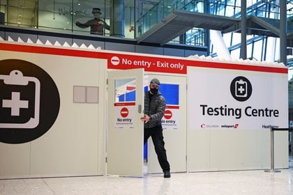To enter the UK, travelers must have a negative corona virus test (REUTERS / Henry Nichols)