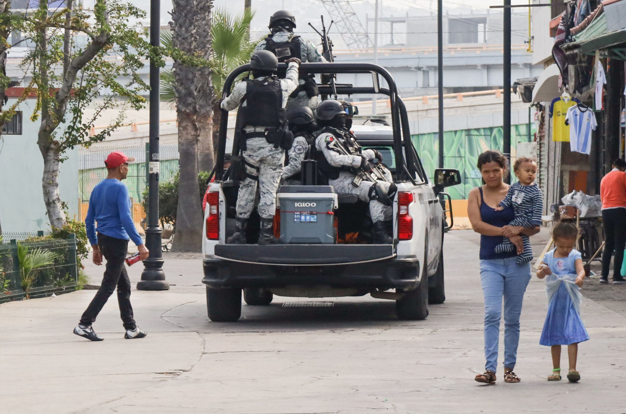 Un vehículo con miembros de la Guardia Nacional patrulla las calles el 17 de octubre de 2023, en la ciudad de Tijuana, en Baja California (México).  EFE/ Joebeth Terríquez