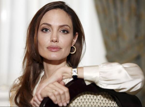 Angelina Jolie elige el modelo clásico y profesional Cartier Tank de USD. 6mil