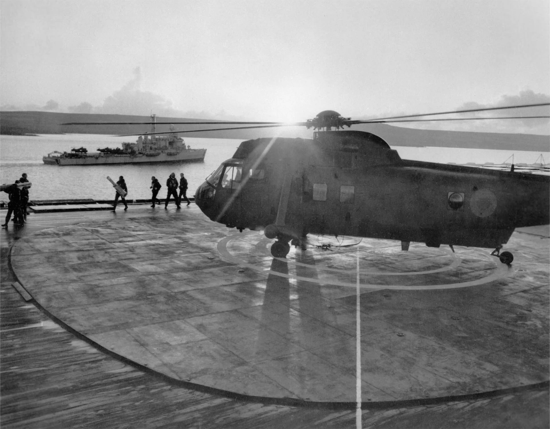El SS Canberra en la bahía San Carlos con el helicóptero Westland Sea King HC.4 en la cubierta (Imperial War Museums)