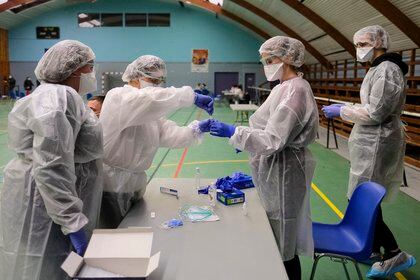 Caen los nuevos casos de covid-19 en Francia, aunque suben las muertes. EFE/EPA/JULIEN WARNAND/Archivo
