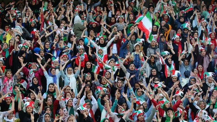 Por primera vez, gracias a las presiones de la FIFA, las mujeres participaron de un partido de fútbol (Photo by ATTA KENARE / AFP)