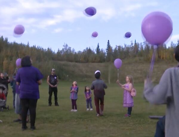 En la vigilia en memoria de Ashley soltaron al cielo globos púrpura, el color preferido de ella