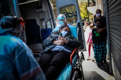 Paramédicos ingresan a una paciente COVID-19 a una clínica de Buenos Aires (Argentina). EFE/Juan Ignacio Roncoroni
