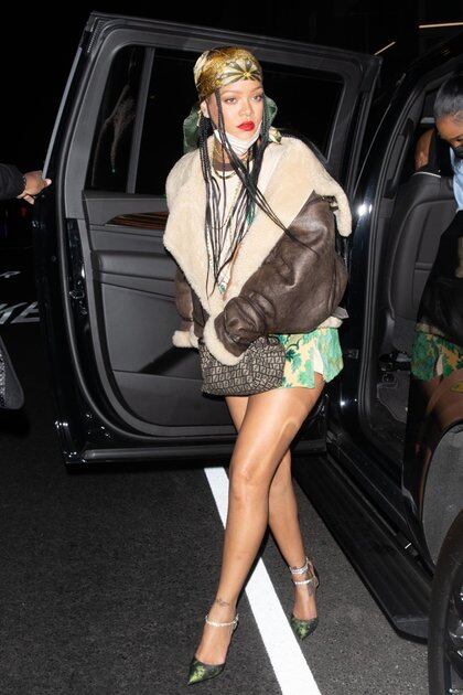 Rihanna disfrutó de una comida en el exclusivo restaurante The Nice Guy, en Los Ángeles. Lució un vestido estampado, una campera de cuero con piel de cordero, un pañuelo en su cabeza y estiletos
