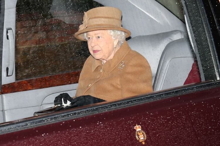 La reina Isabel de Gran Bretaña sale de la iglesia de Santa María Magdalena en Sandringham, Inglaterra, 12 enero 2020. REUTERS/Chris Radburn