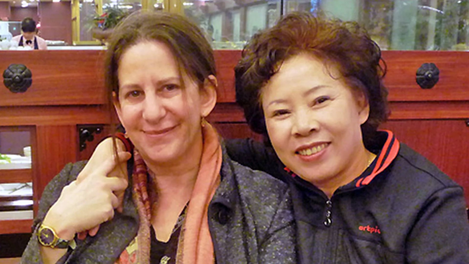 Barbara Demick (izquierda) junto a Song (derecha), una mujer de origen norcoreano