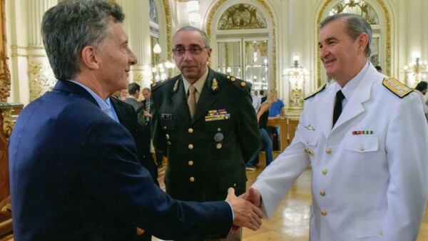 El presidente Mauricio Macri junto al jefe de la Armada, Marcelo Srur