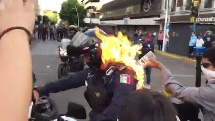Un policía fue incendiado en medio de las manifestaciones (Foto: @ZonaDocs/Twitter)