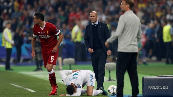 Zinedine Zidane da indicaciones ante un Cristiano Ronaldo golpeado (Reuters)