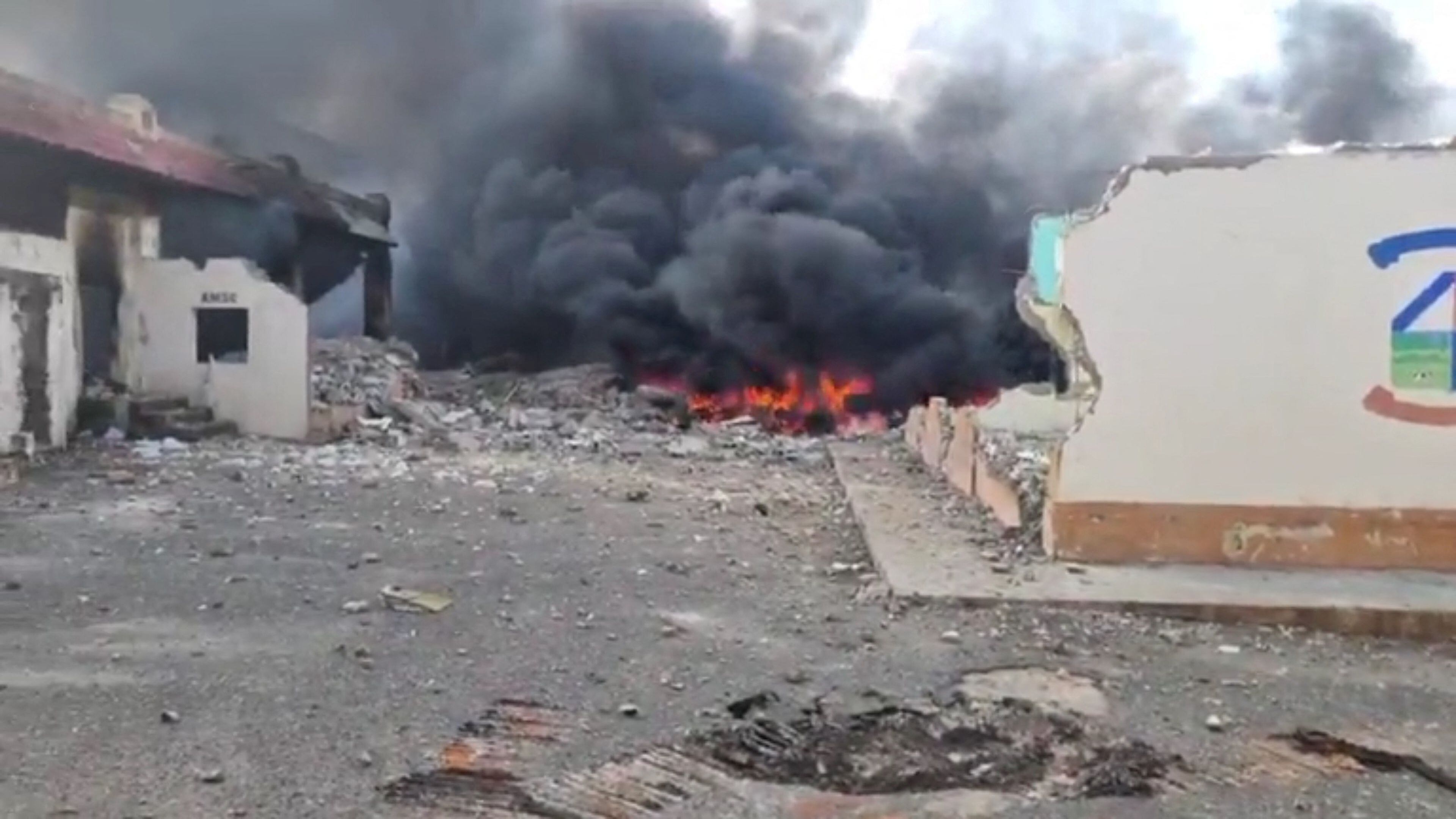 El humo se eleva luego de una explosión en un edificio, en San Cristóbal, República Dominicana, el 14 de agosto de 2023 en esta captura de pantalla obtenida de un video de las redes sociales. Guasapo Noticias y Más/vía REUTERS