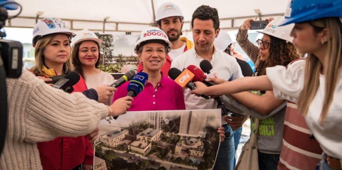 Alcaldesa Claudia López con los planos de colegio que se construirá en Fontibón