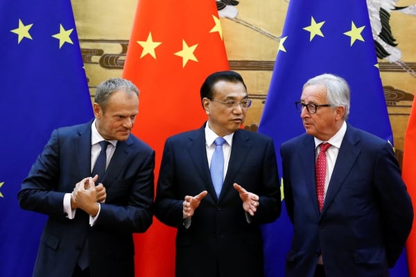 El presidente del Consejo Europeo Donald Tusk, el primer ministro chino Li Keqiang y el presidente de la ComisiÃ³n europea Jean-Claude Juncker durante su encuentro en Beijing este lunes (REUTERS/Thomas Peter)