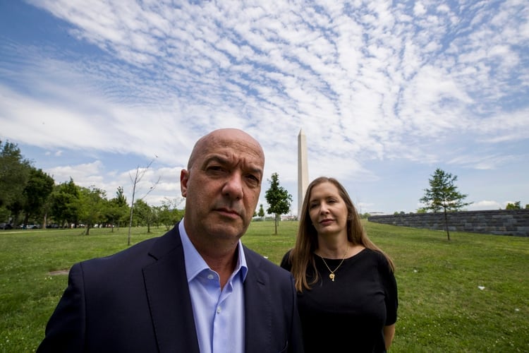 Iván Simonovis junto con su esposa, Bony Pertnez, en Washington (AP Photo/ Alex Brandon)