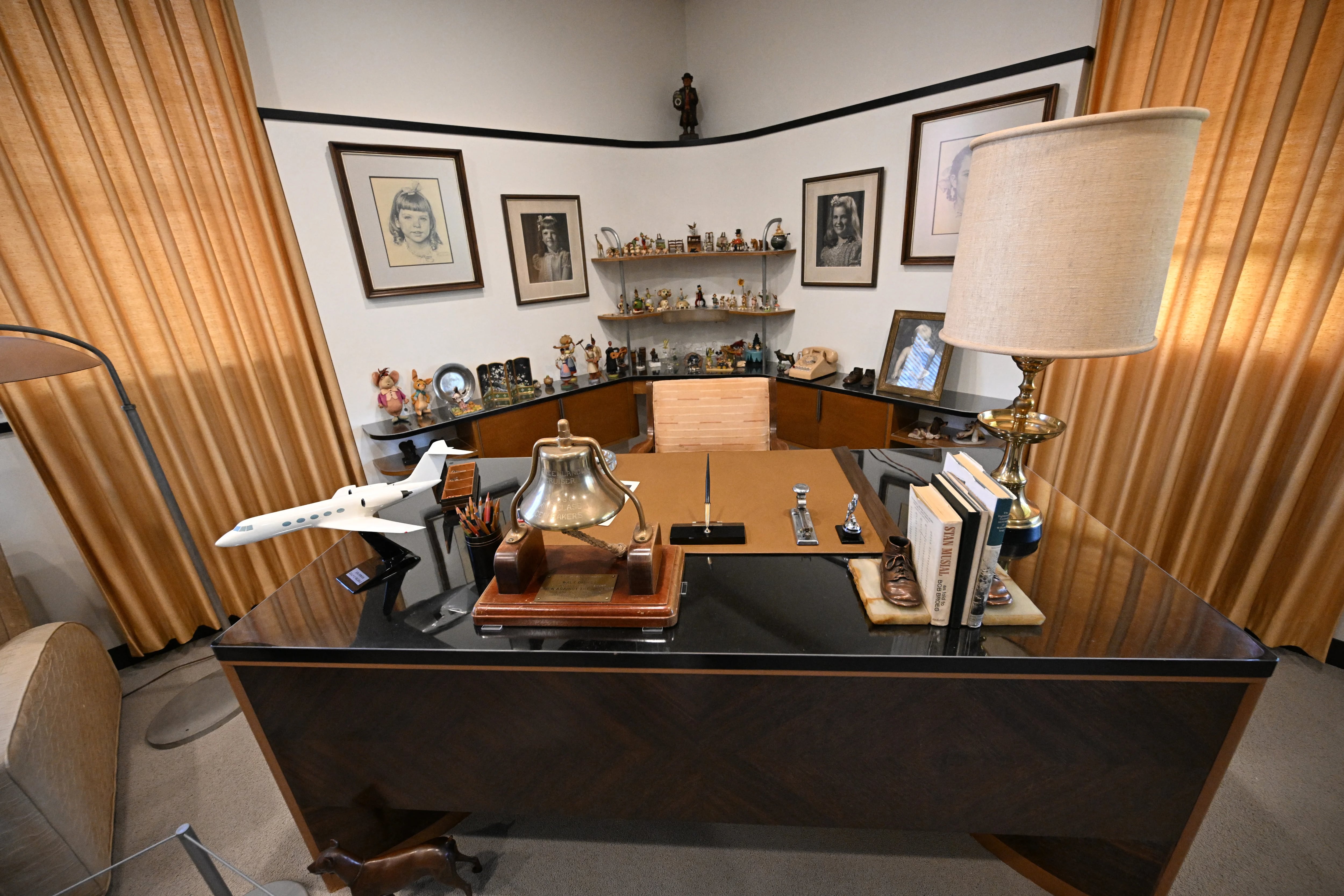 El escritorio de Walt Disney en su oficina privada durante un recorrido de los medios por Disney Studio y Walt Disney Archives (Robyn Beck / AFP)
