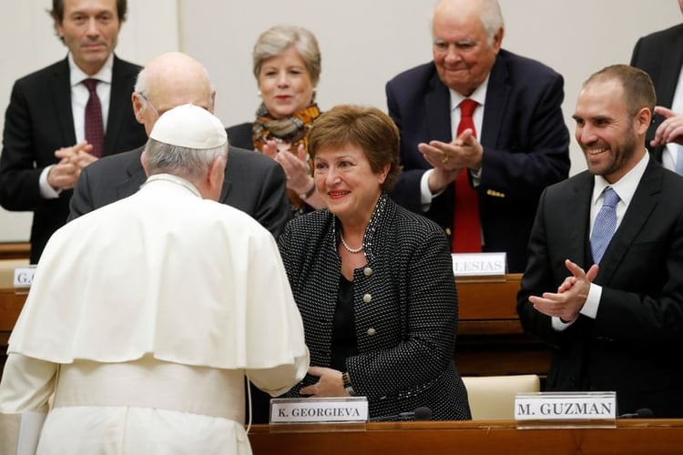 La directora gerente del FMI, Kristalina Georgieva, el ministro de Economía de Argentina, Martin Guzman, y el Papa Francisco en una conferencia en el Vaticano (REUTERS/Remo Casilli)
