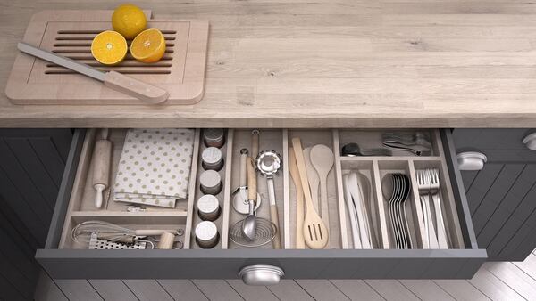 La superficie de la cocina, los platos, los utensilios y los paños también tienen que mantenerse bien limpios (Getty Images)