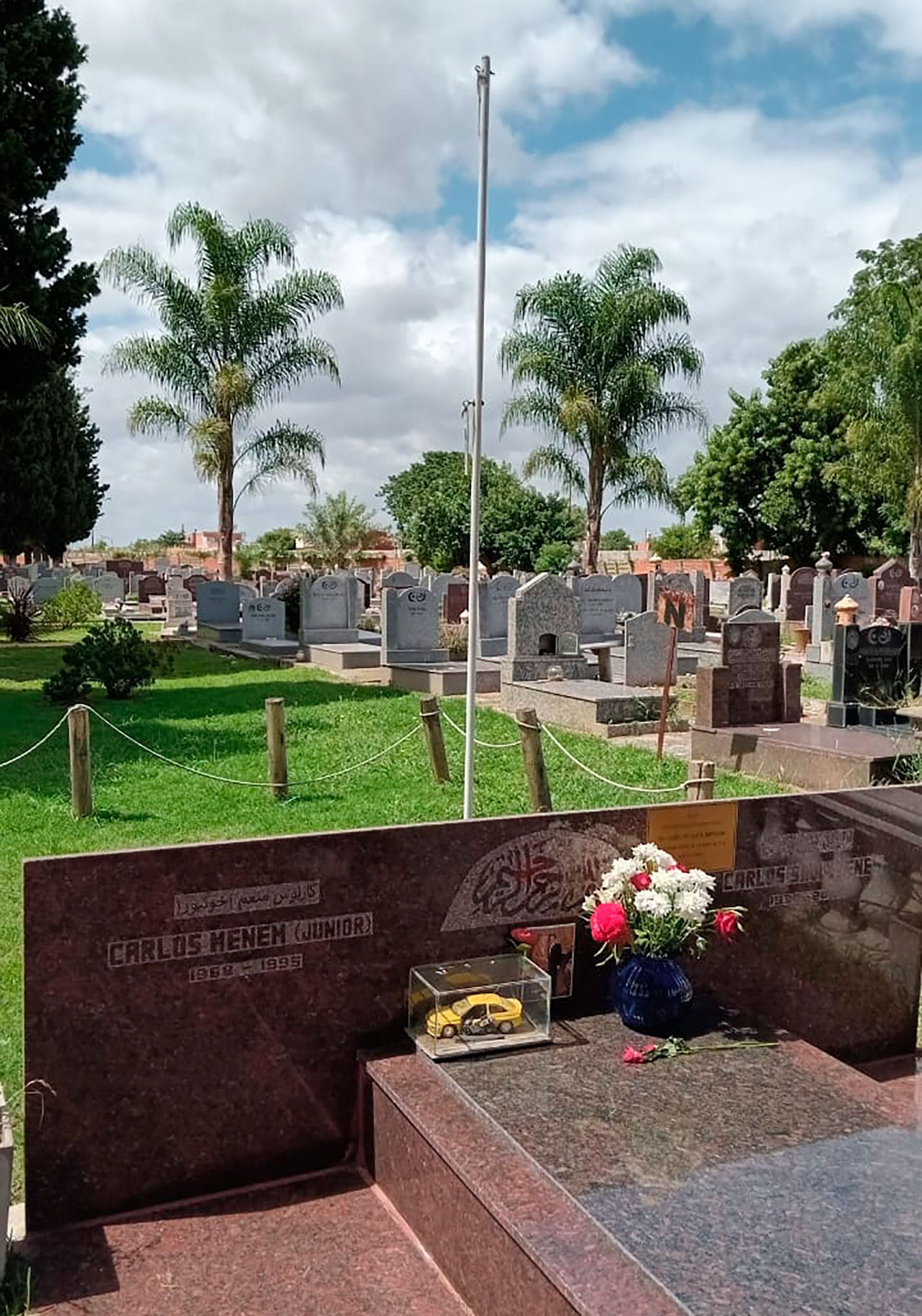Vandalizaron la tumba de Carlos Menem y su hijo