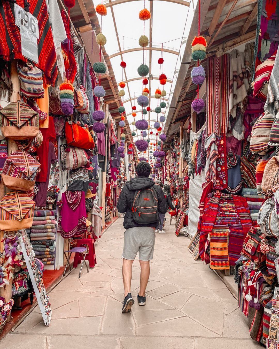 Turistas disfrutan de toda la variedad de tejidos y artesanías en el Cusco (@_josmellmc)