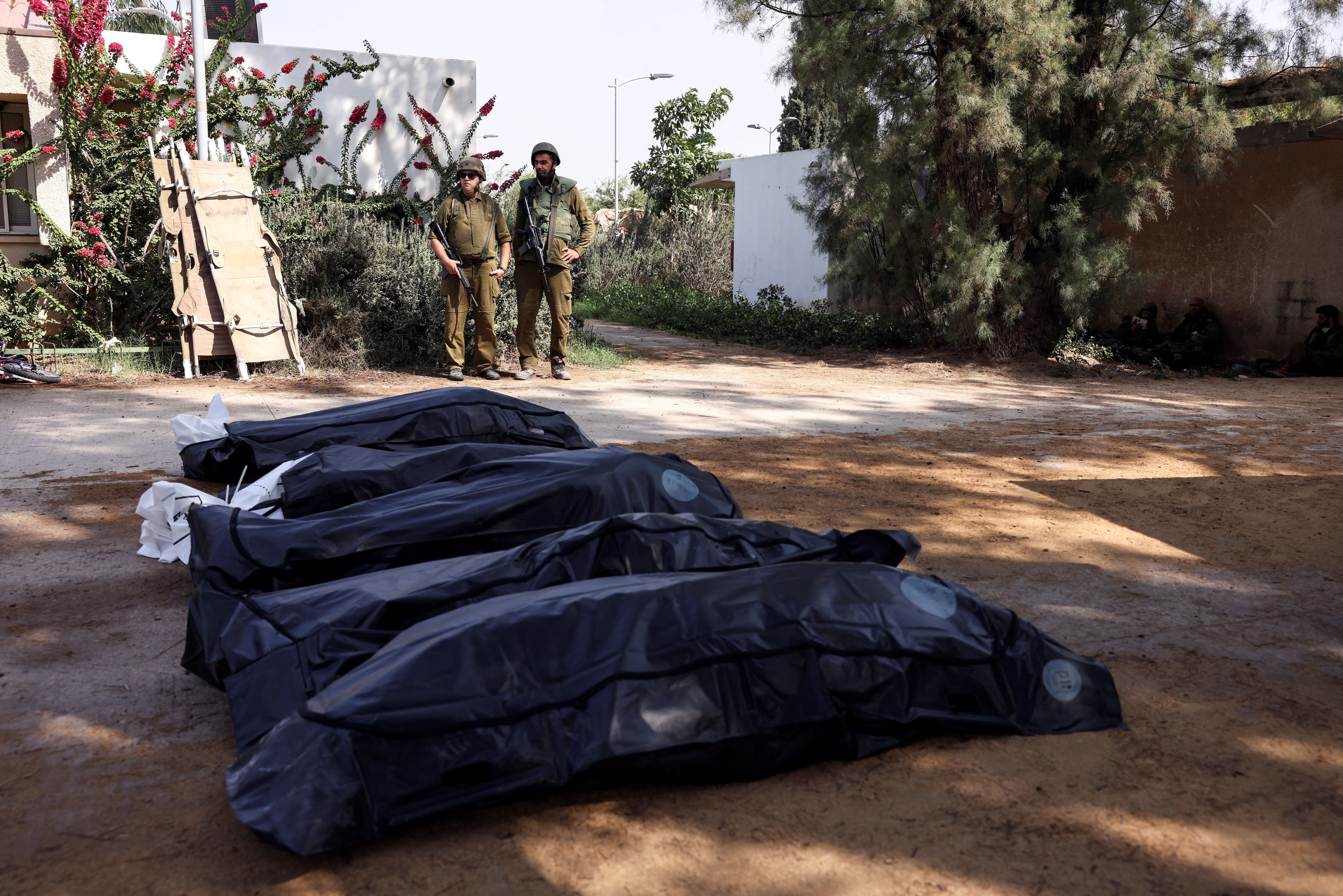 Soldados israelíes custodian los cuerpos de las víctimas del ataque terrorista que ejecutó Hamas