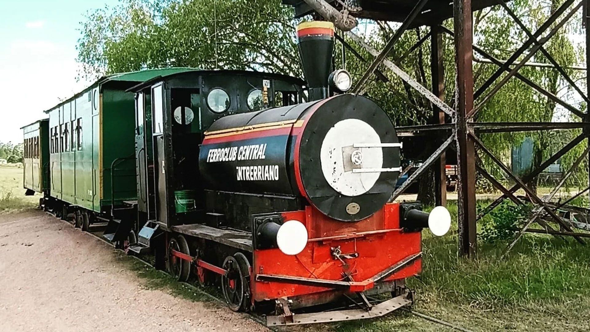 Actual tren y el tanque hidrante que es el que se utilizaba para recargar agua a las máquina a vapor. Se encuentra operativo lo utiliza el municipio para el riego de calles (Crédito: @ferroclubcentralentrerriano)