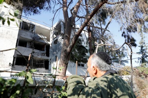Un hombre observa un edificio dañado por cohetes palestinos en la ciudad israelí de (REUTERS/Ronen Zvulun)
