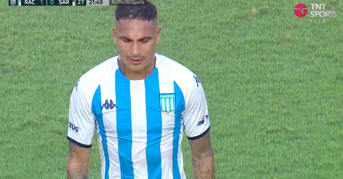 Paolo Guerrero showed his annoyance after being changed in Racing Club vs Sarmiento