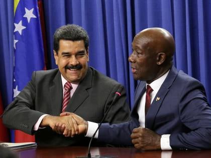El primer ministro de Trinidad y Tobago, Keith Rowley, saluda a Nicolás Maduro durante una reunión en Puerto España, Trinidad y Tobago, en 2016 (REUTERS/Andrea De Silva)