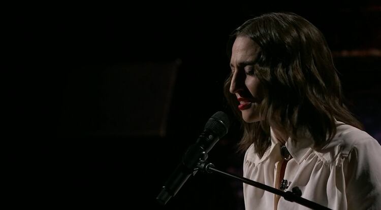 La cantante y compositora Sara Bareilles cantó en vivo en el evento.