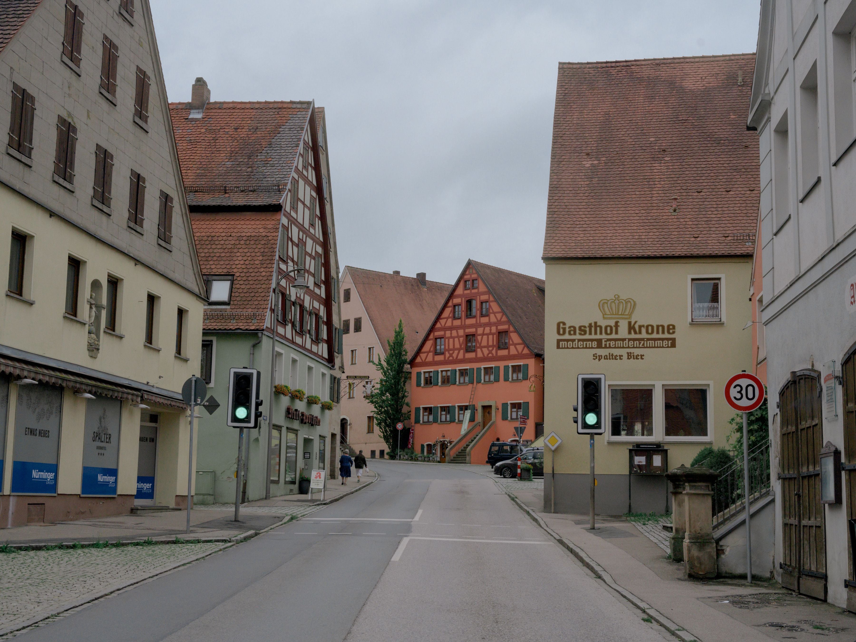 En casi todas las calles de Spalter (Alemania) hay carteles que anuncian "Spalter Bier". Muchos de ellos cuelgan de las casas de entramado de madera y tejados rojos que se construyeron hace siglos para almacenar y secar el lúpulo (Ingmar Nolting/The New York Times)