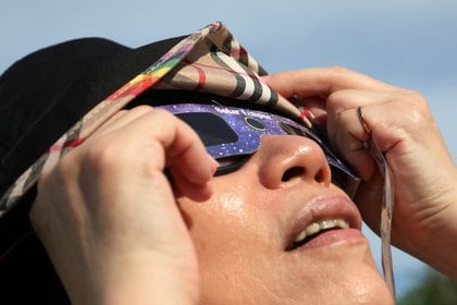 Los expertos siempre recomiendan usar protectores solares para que podamos ver los eclipses de manera segura (REUTERS / Ann Wang)
