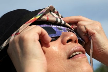 Un hombre observa el eclipse solar en el municipio de Budai, condado de Chiayi, Taiwán, el 21 de junio de 2020. REUTERS/Ann Wang