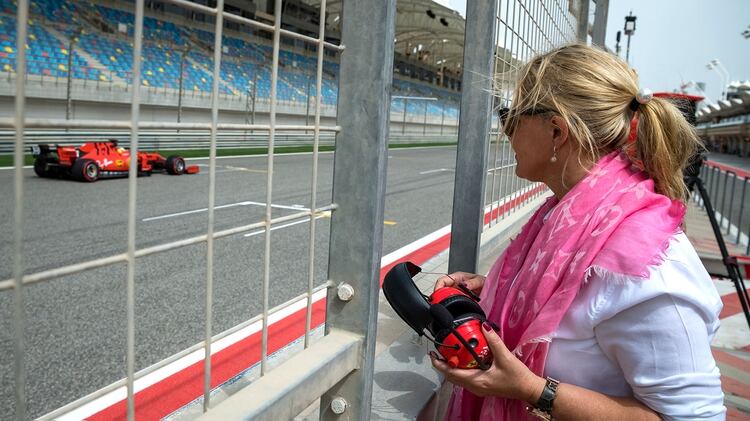 Corina Schumacher, madre Mick y esposa del legendario Michael, vio de cerca las pruebas de su hijo a bordo de un Ferrari (AFP)