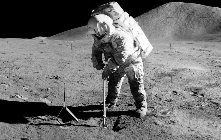James Irwin del Apollo 15 trabajando en la superficie lunar