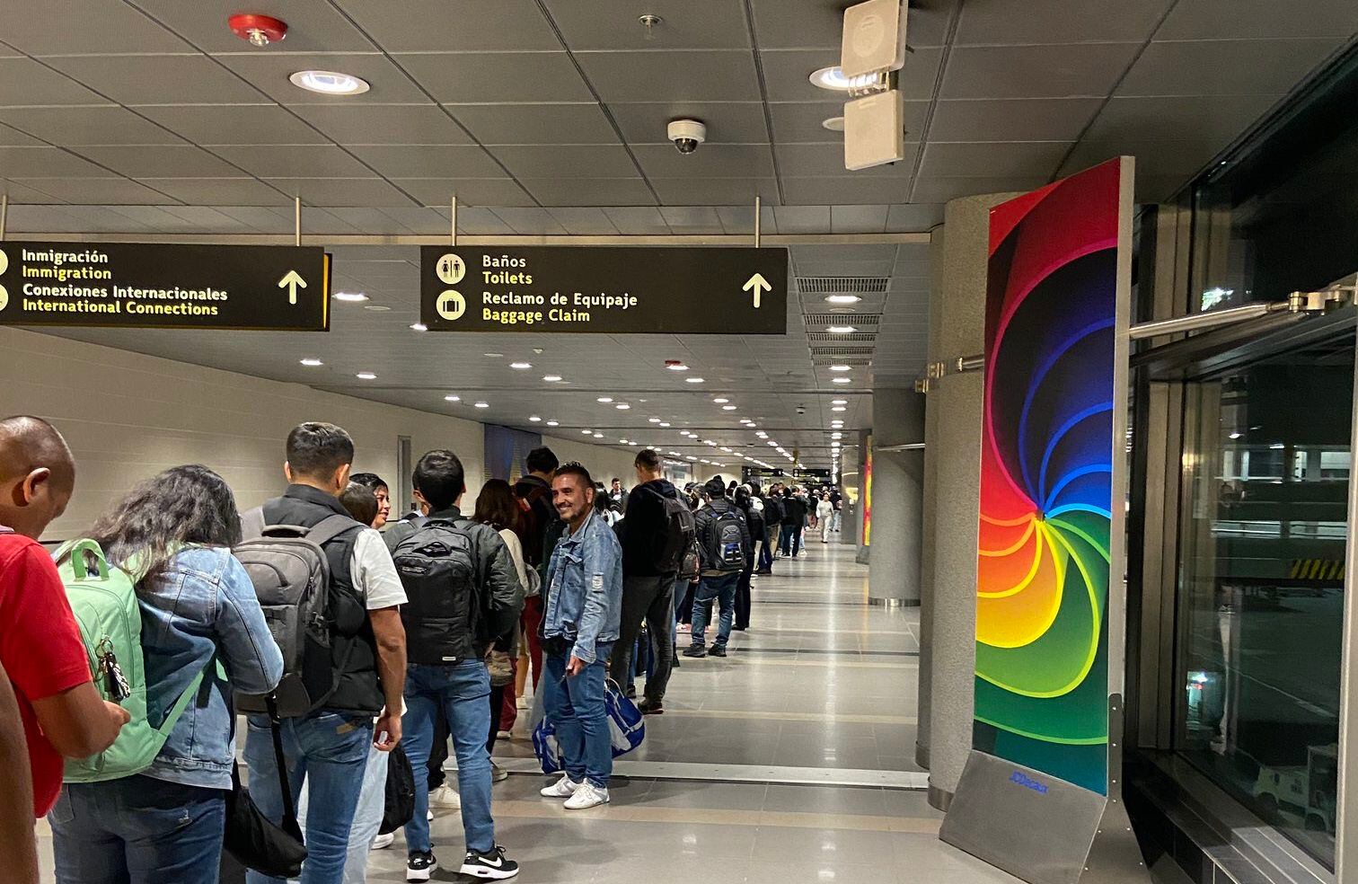 Continúan las interminables filas en el aeropuerto El Dorado: sindicato de  migración reveló cuál es el problema - Infobae