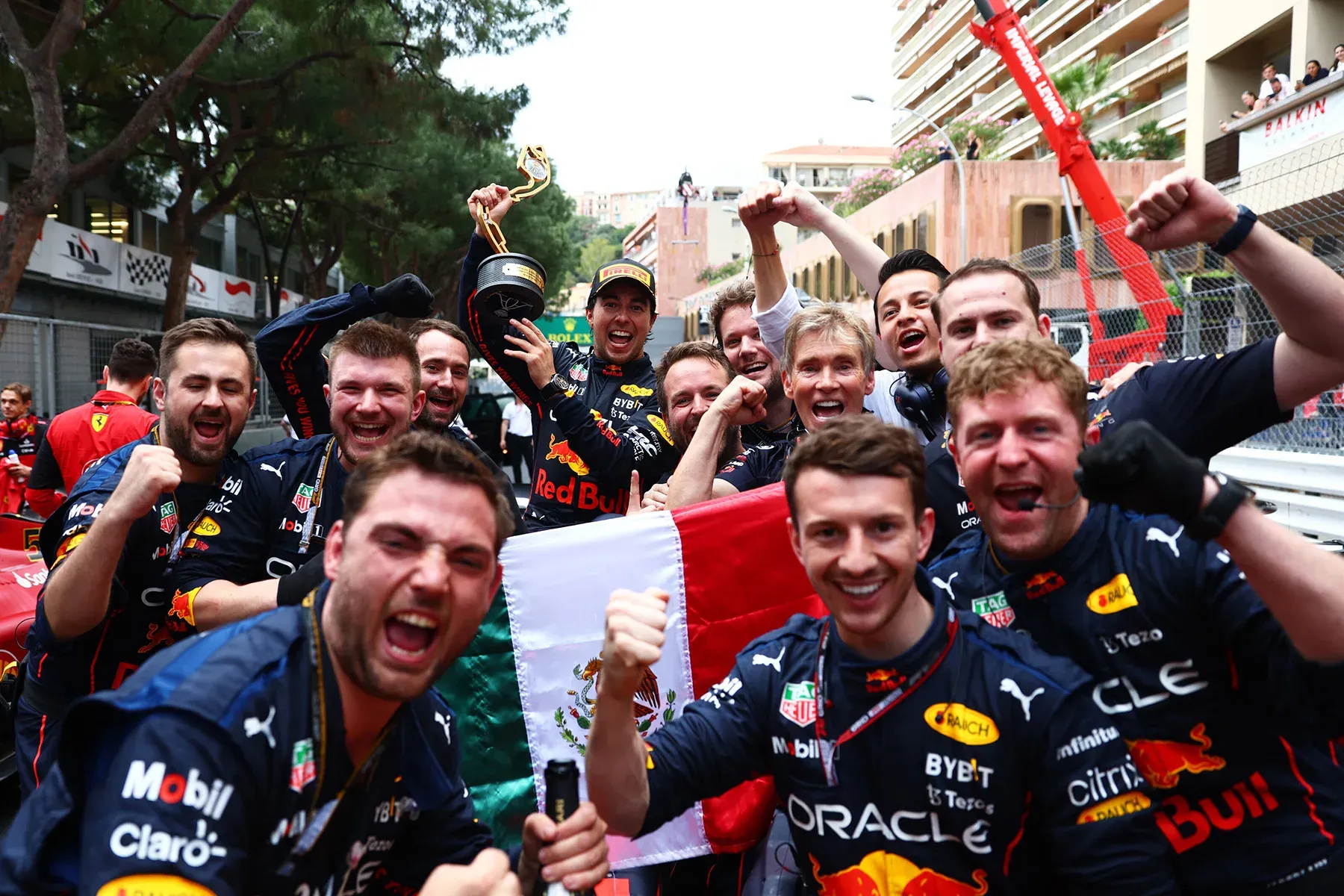 Sergio Checo Pérez en su festejo por ganar el GP de Mónaco 2022 (Foto: Red Bull Content Pool)