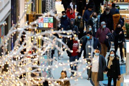People wear protective face masks as they walk beside Christmas decoration at a shopping mall amid the coronavirus disease (COVID-19) outbreak in Berlin, Germany, November 21, 2020.    REUTERS/Fabrizio Bensch