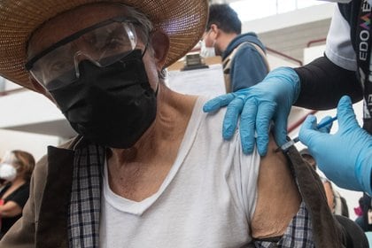 Así se defendió el Estado de México por la supuesta “vacuna de aire” aplicada a una adulta mayor
FOTO: GRACIELA LÓPEZ /CUARTOSCURO.COM