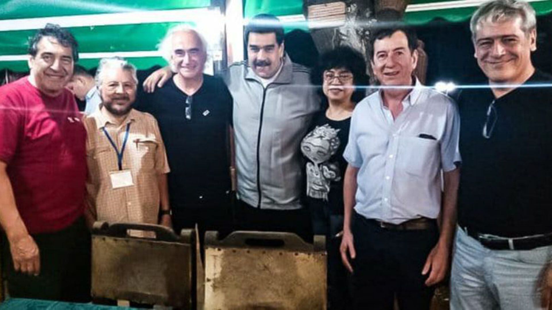 Nicolás Maduro y la delegación de sindicalistas argentinos. De izquierda a derecha, Hugo "Cachorro" Godoy, Oscar de Isasi, Ricardo Peidró, Adolfo "Fito" Aguirre y Julio Fuentes