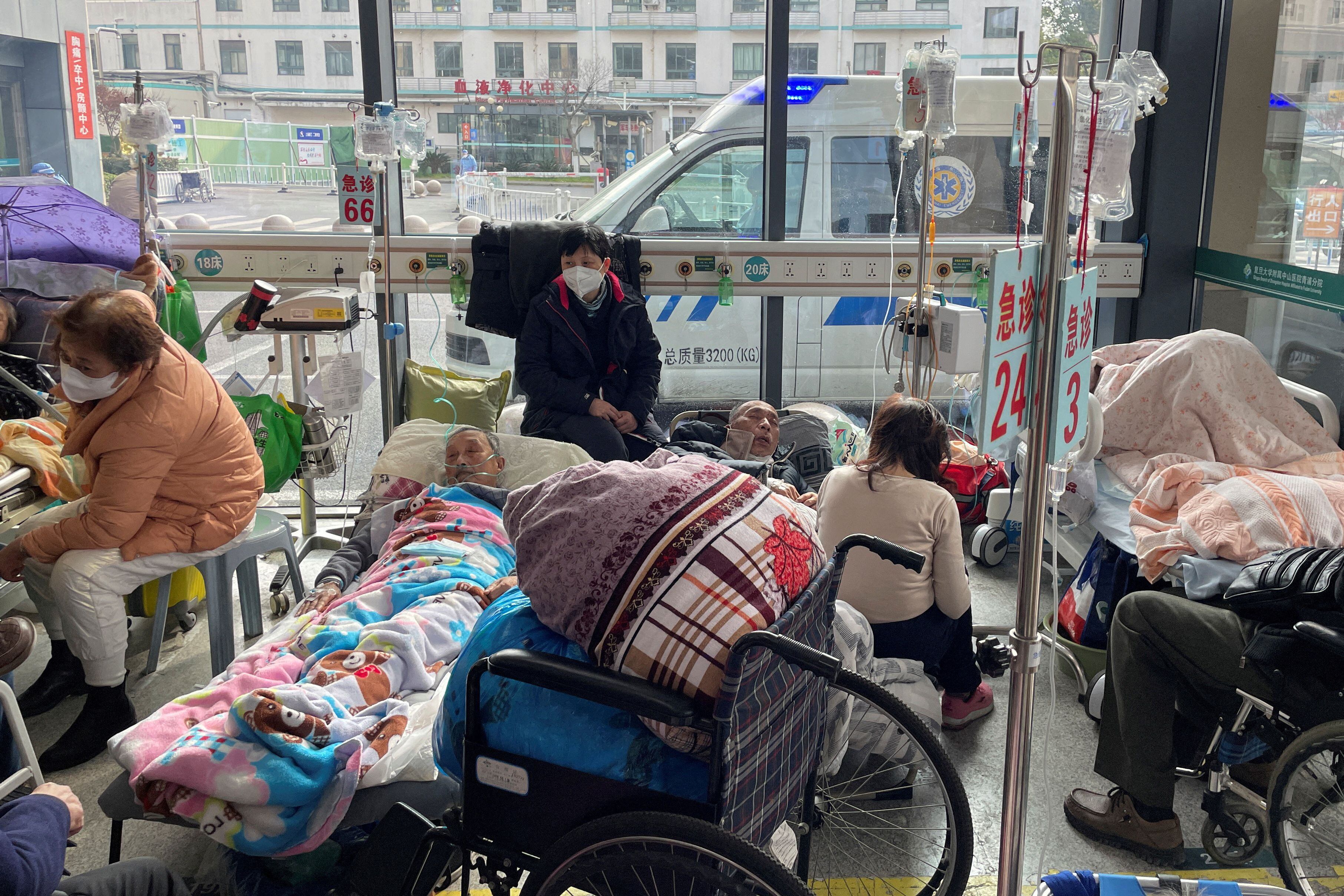 Pacientes tumbados en camas en el servicio de urgencias de un hospital, en medio del brote de la enfermedad por coronavirus (COVID-19) en Shanghái, China, 5 de enero de 2023. REUTERS/Staff/Archivo