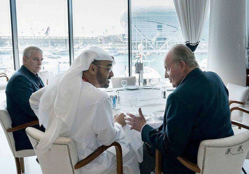 Juan Carlos I, durante una comida hace años con Mohammed Bin Zayed al-Nahyan (Foto: El Correo del Golfo)