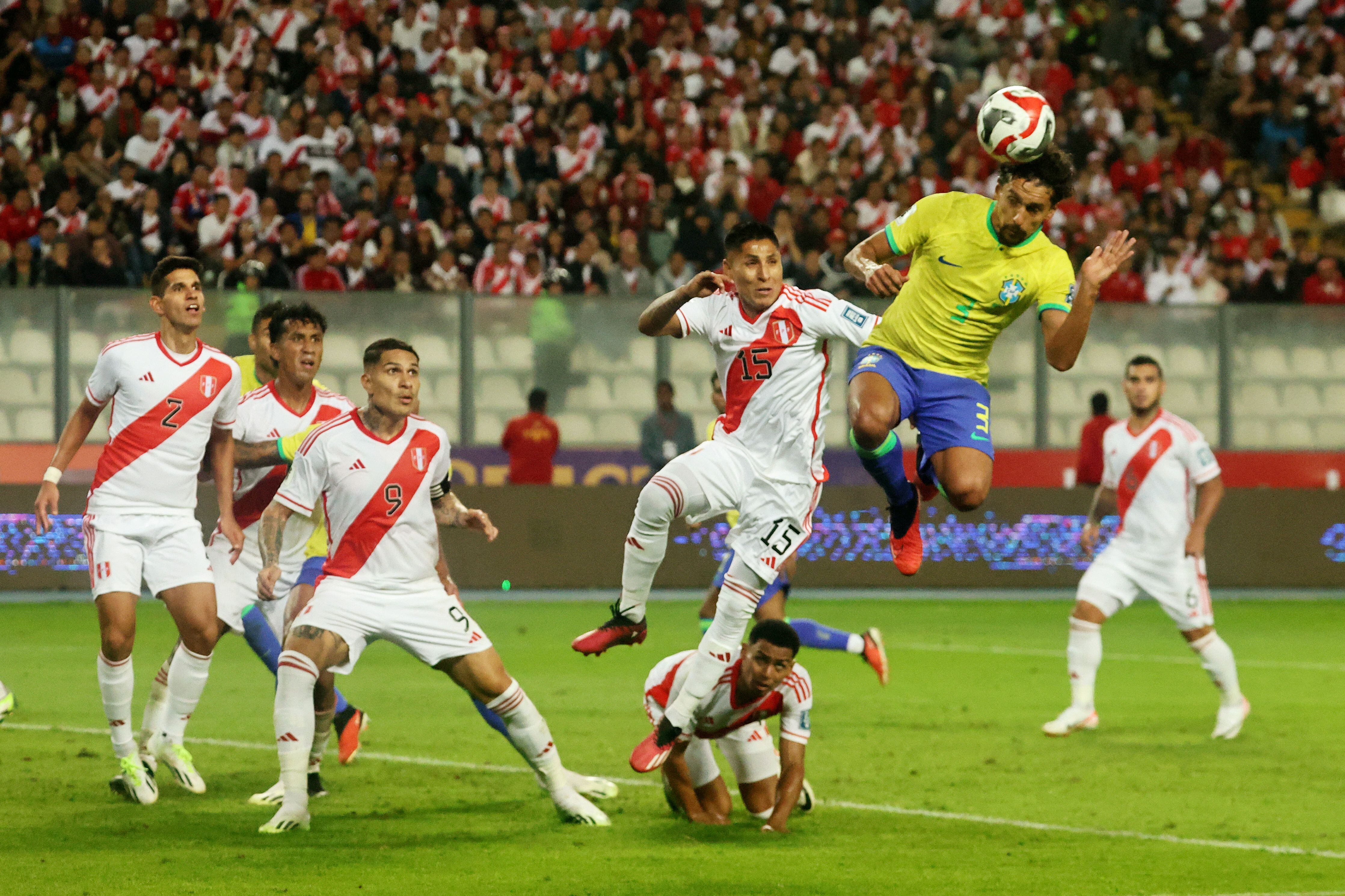 Raúl Ruidíaz no pudo evitar el gol de Marquinhos en Perú vs Brasil.