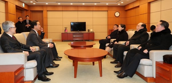 Las dos delegaciones reunidas, frente a frente, en un histórica reunión en Corea del Sur.